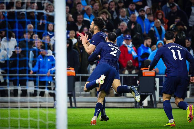 记者：邵佳一执教国足会带着部分在青岛西海岸的助手（记者称邵佳一若执掌国足，将带上部分青岛西海岸助手）