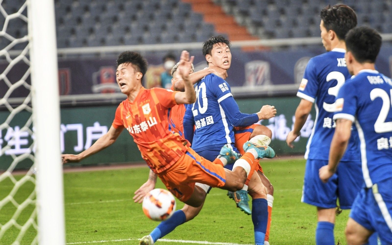 打进精彩世界波+头球破门，马杜埃凯当选欧冠本周最佳球员（轰进世界波并头球建功，马杜埃凯荣膺欧冠本周最佳）