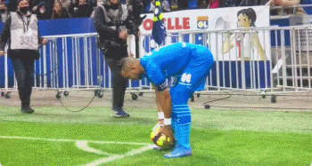 曼联考虑签下巴莱巴，期待填补中场空缺，暂无戈麦斯交易计划。（曼联有意引进巴莱巴补强中场，戈麦斯转会暂不推进）