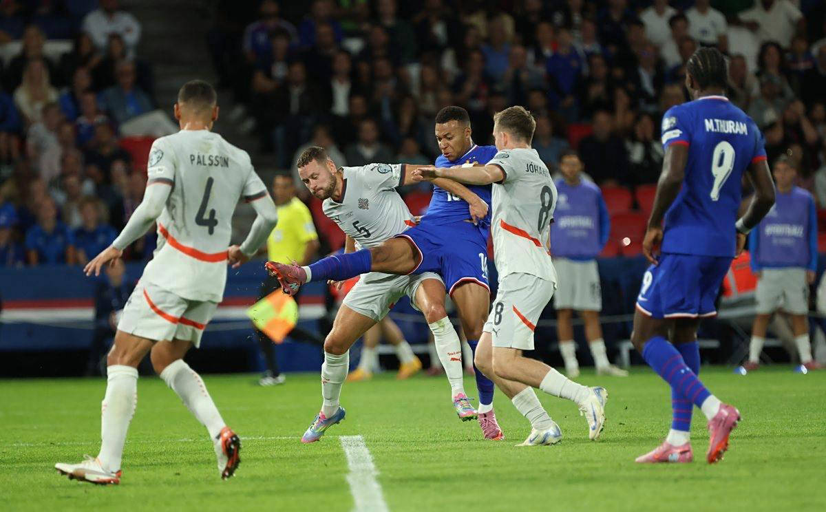 破防了！张本智和比手势，现场球迷给港队加油，日本队压力大（张本智和做手势引爆全场，球迷齐为港队助威，日本队压力陡增）