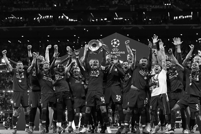 曾引起争议，西安国际足球中心草坪已重新铺设，明年3月达标（曾引争议的西安国际足球中心草坪已重铺，预计明年3月达标）