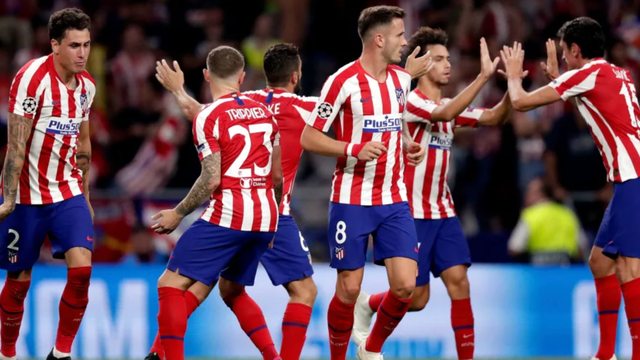 足球假动作心理博弈解析（足球假动作的心理攻防解读）