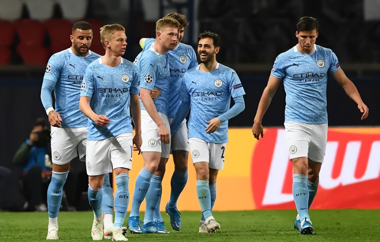 张家齐对陈芋汐的坚守满眼敬佩！她也挣扎过一段时间，挺心疼的（张家齐对陈芋汐的坚定守护令人敬佩，她也曾经历一段挣扎，叫人心疼）