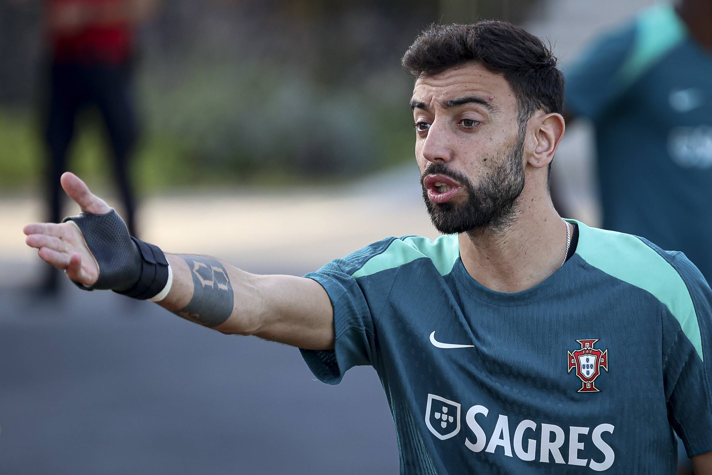 表达崇高敬意，重庆铜梁龙向李章洙赠送冲超纪念球衣（重庆铜梁龙向李章洙赠予冲超纪念球衣，致以崇高敬意）