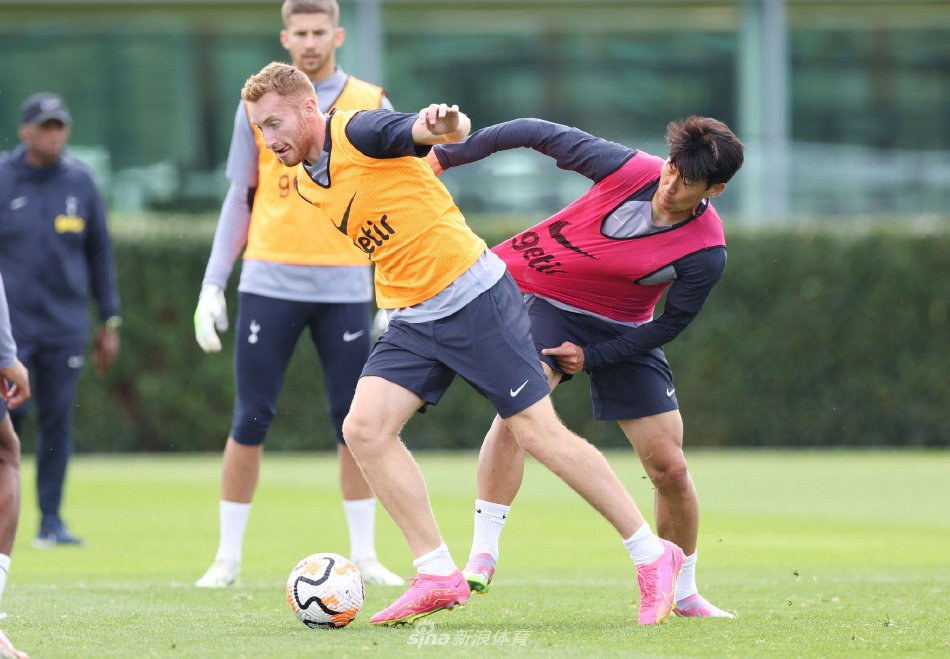 意媒：与德佬对话后孔蒂已得到必要的保证，将留任至赛季结束（意媒：孔蒂与德劳伦蒂斯会谈后获必要承诺，留任至赛季末）