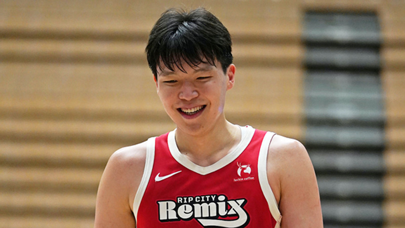 球迷：这不可能，这绝对是开挂！（球迷直呼离谱：这不可能，简直像开挂！）