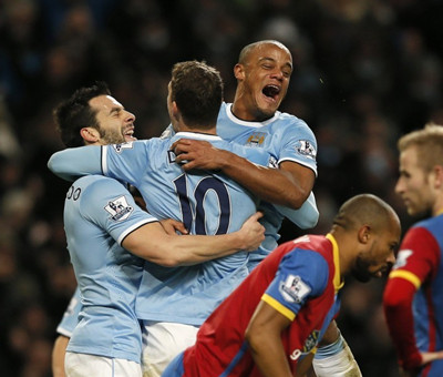 亚泰为客场全勤球迷颁发纪念证书，谭龙、徐浩峰等人参与颁奖（谭龙、徐浩峰等为亚泰客场全勤球迷颁发纪念证书）