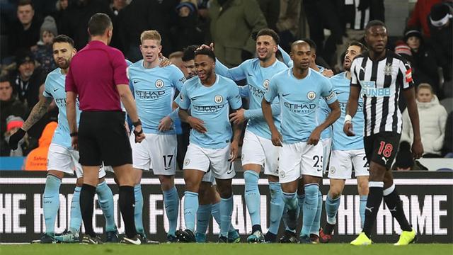 这雪有点大，欧冠赛前一名挪威记者在博德闪耀的球场边线处滑雪（欧冠赛前大雪纷飞，挪威记者在博德闪耀球场边线滑雪）